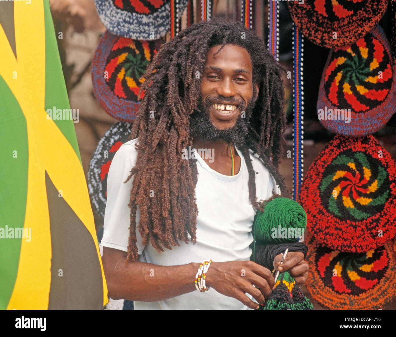 Giamaica Rasta Giamaicani uomo accanto a bandiera giamaicana Foto stock -  Alamy