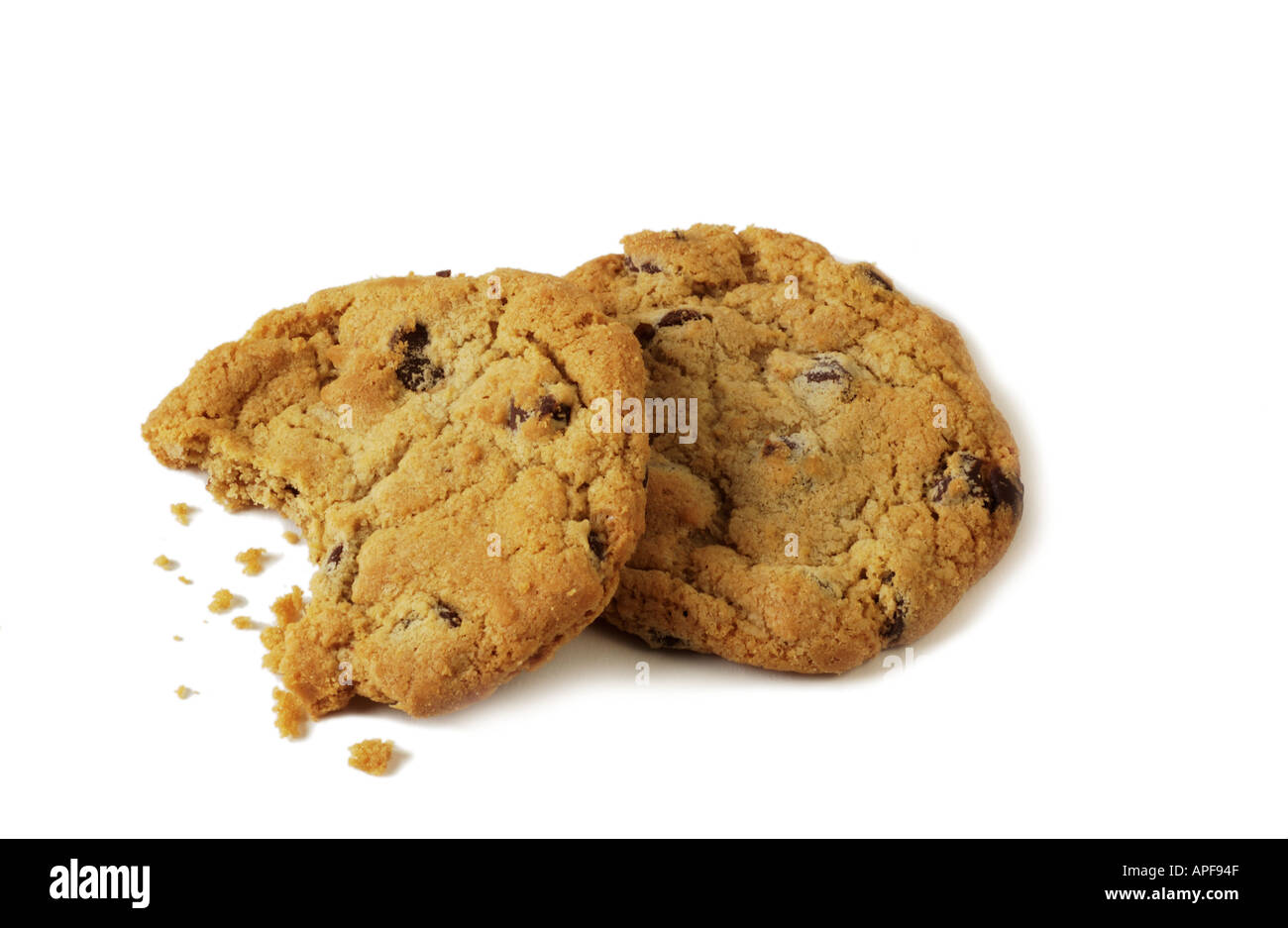 Due biscotti con scaglie di cioccolato con un boccone fuori di essa Foto Stock