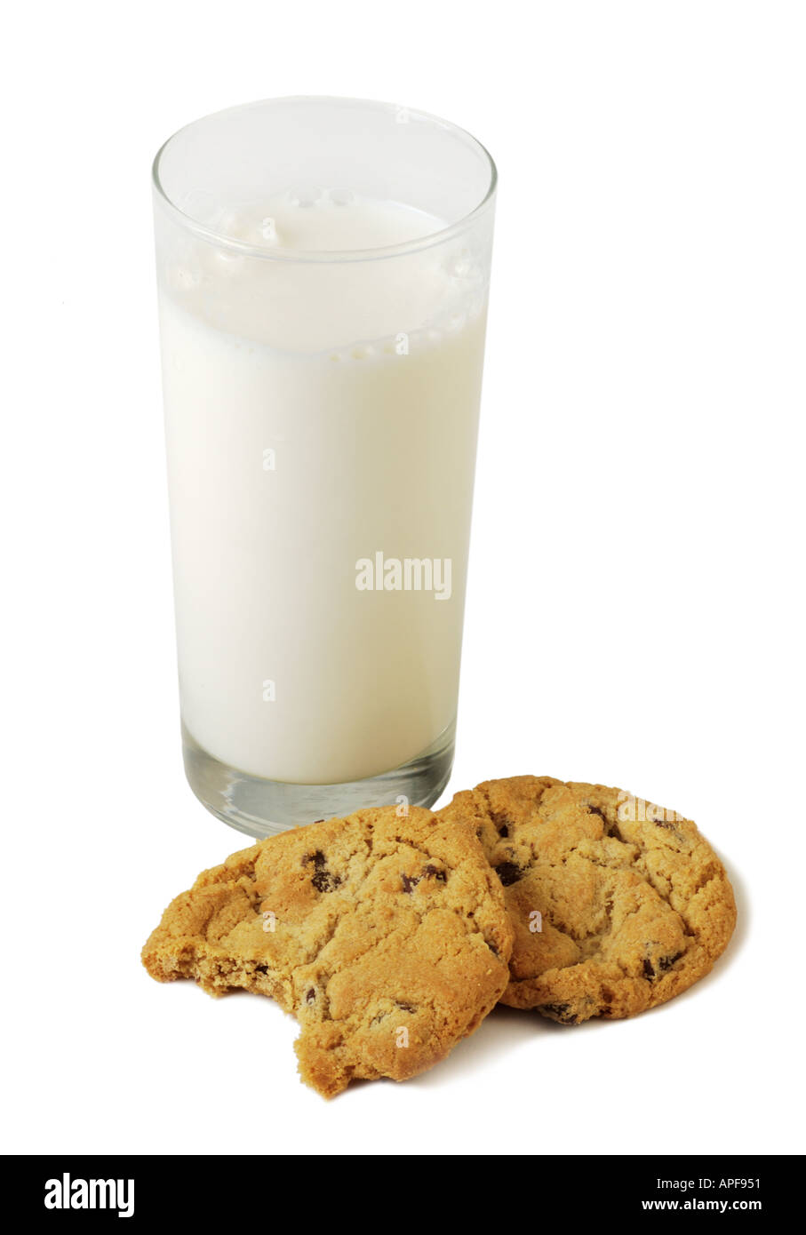 Due biscotti con scaglie di cioccolato e bicchiere di latte Foto Stock