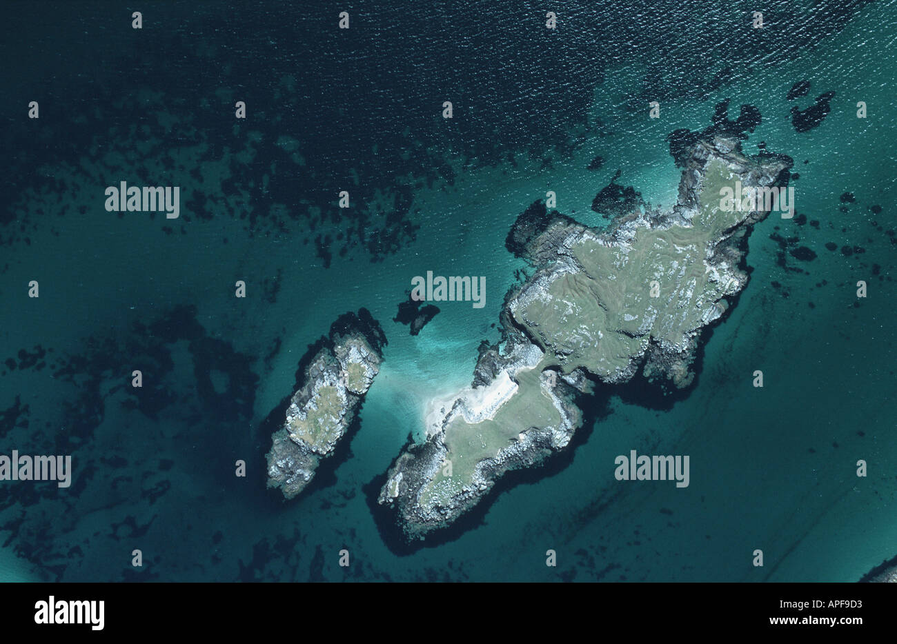 Piccola isola disabitata off costa scozzese Foto Stock