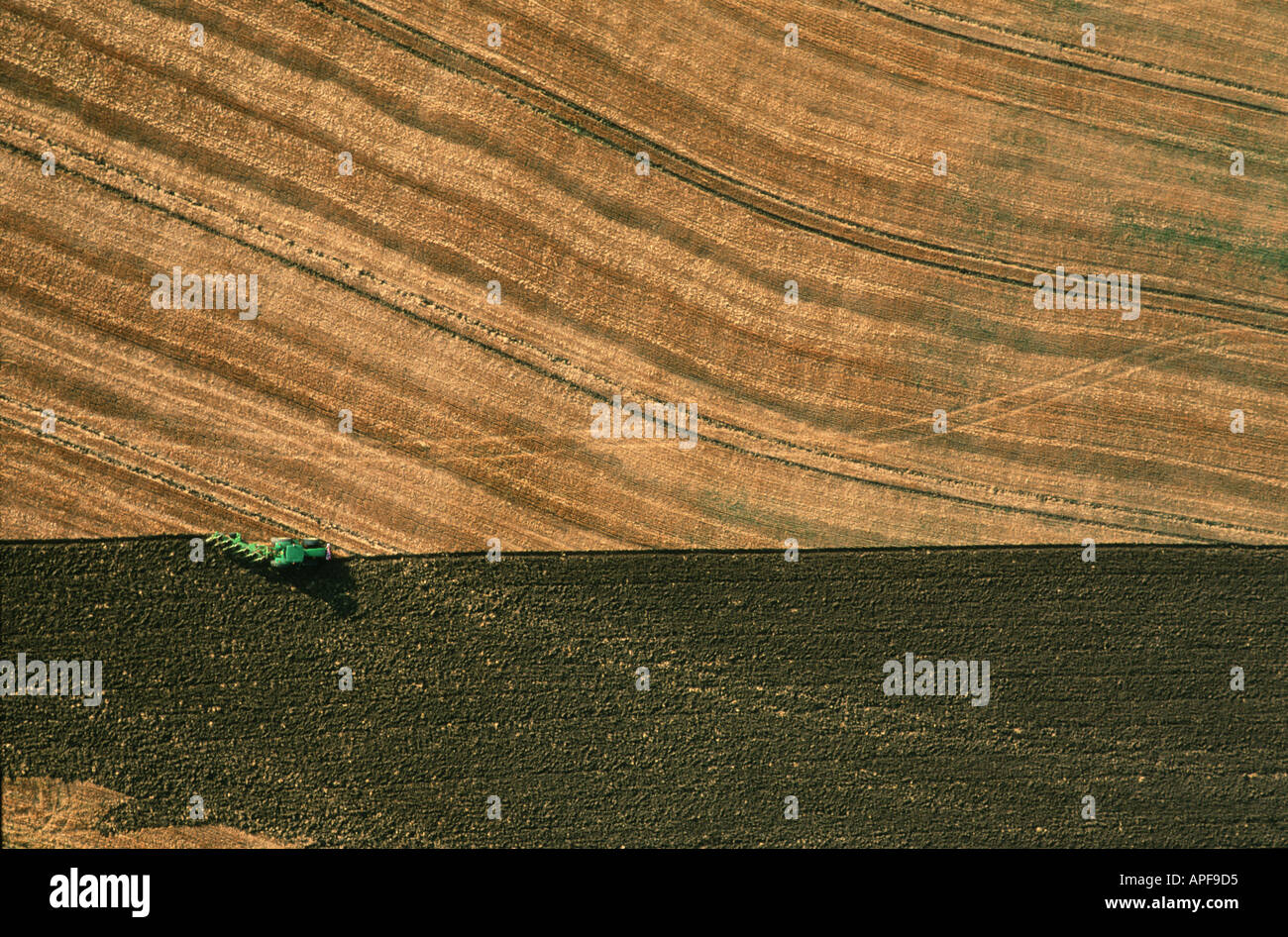 Vista aerea del trattore arare un campo Foto Stock