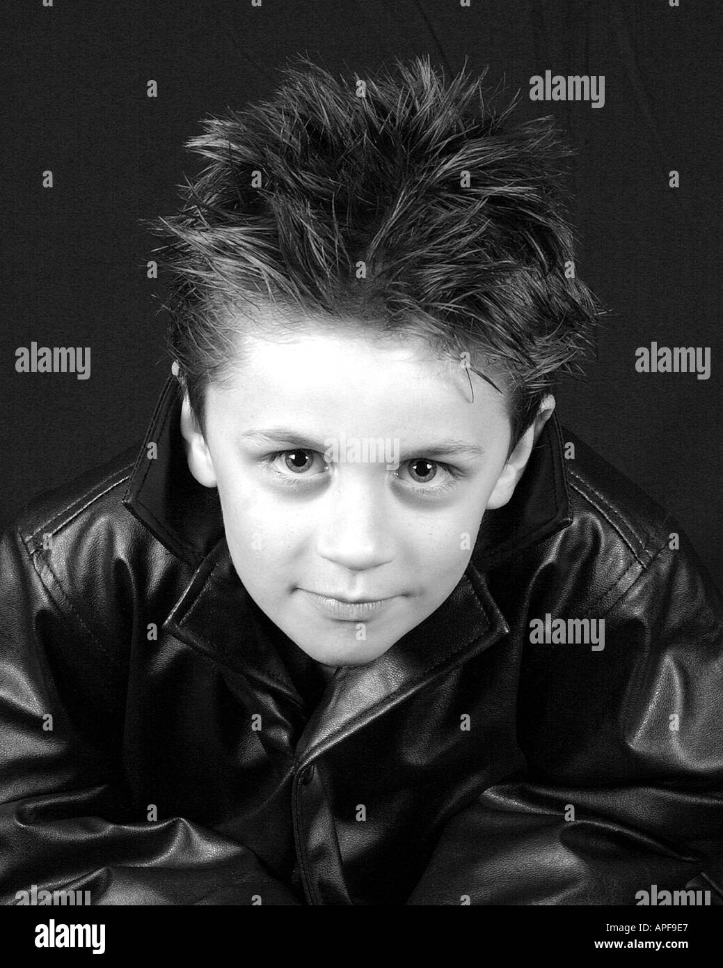 Bambino che si inclina in avanti nella posa fiducioso Foto Stock