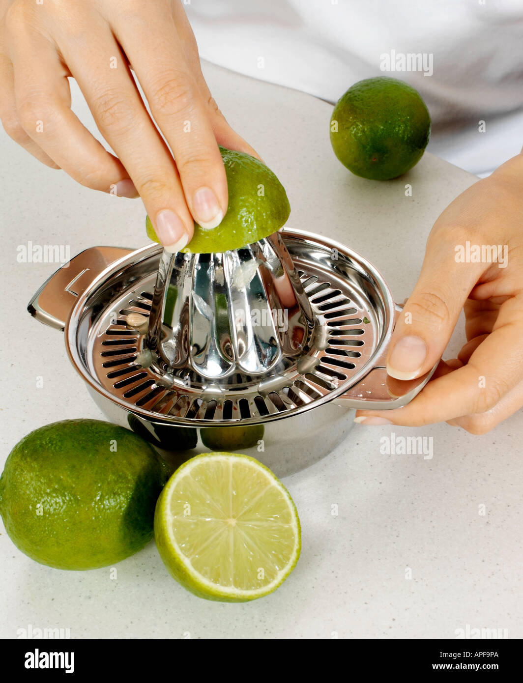 La donna in cucina la spremitura LIMES Foto Stock