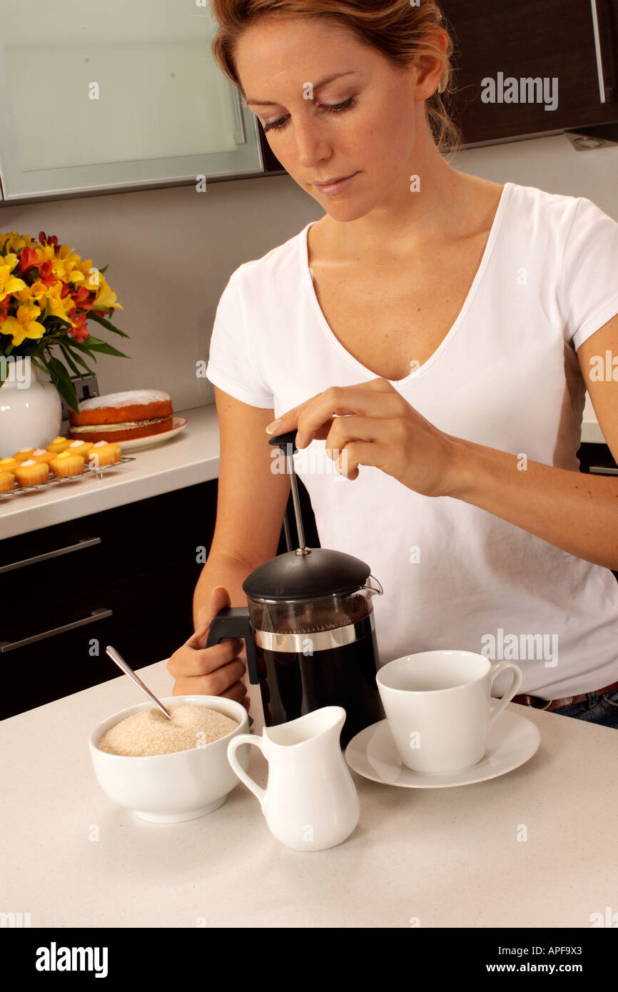 La donna in cucina preparazione di caffè Foto Stock