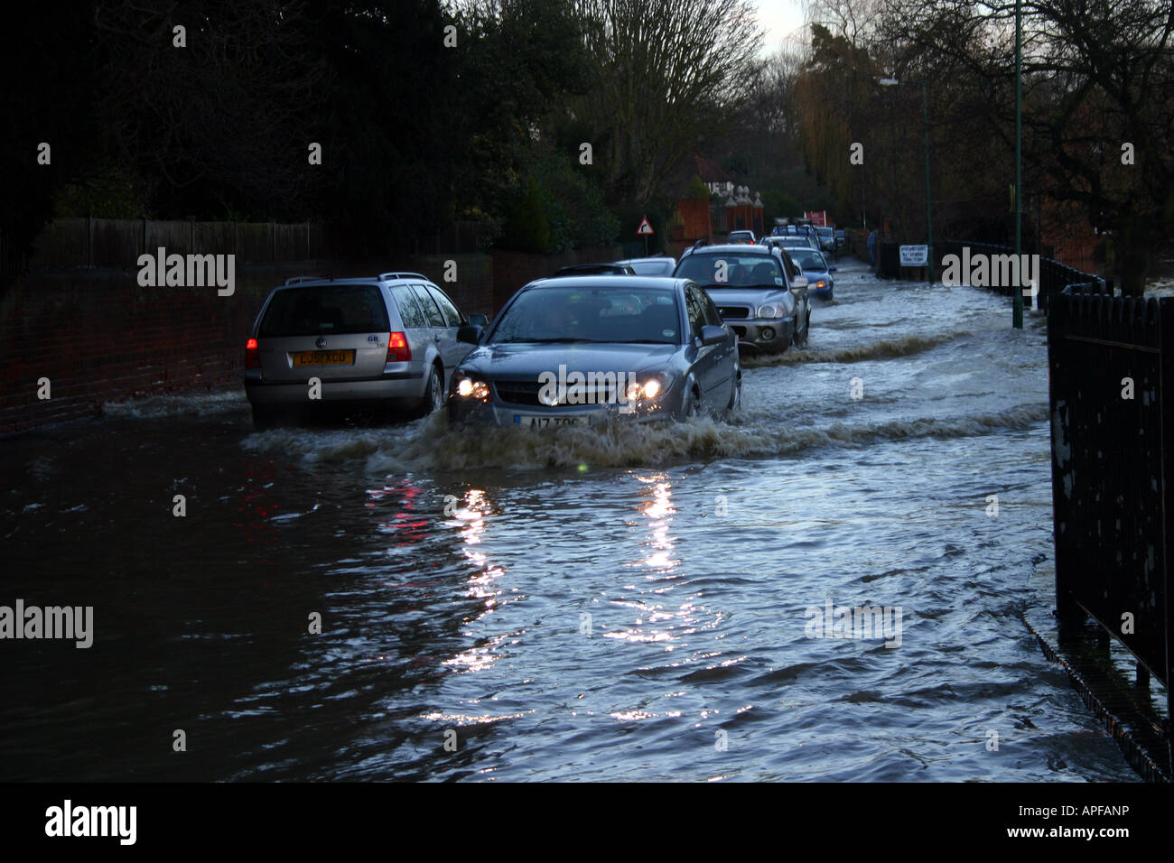 Strada allagata a Cobham surrey fiume mole 'fiume mole' alluvione inondazioni Foto Stock