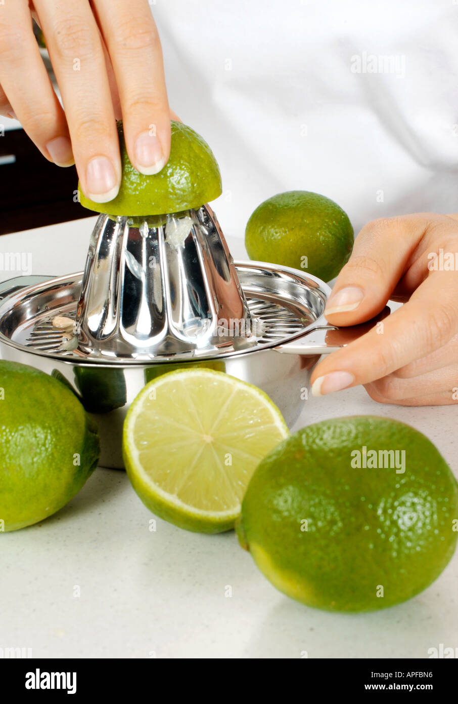 La donna in cucina la spremitura LIMES Foto Stock