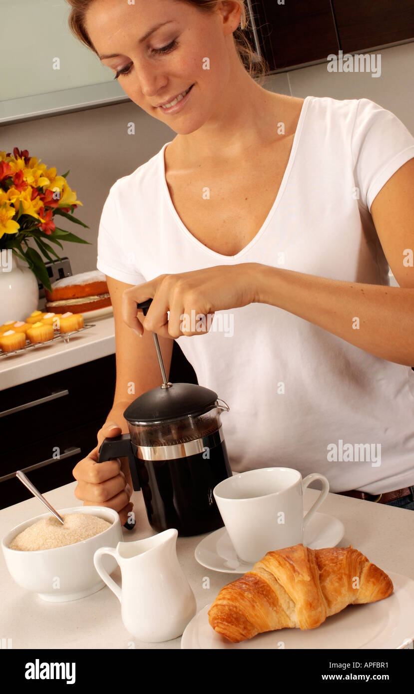 La donna in cucina preparazione di caffè Foto Stock
