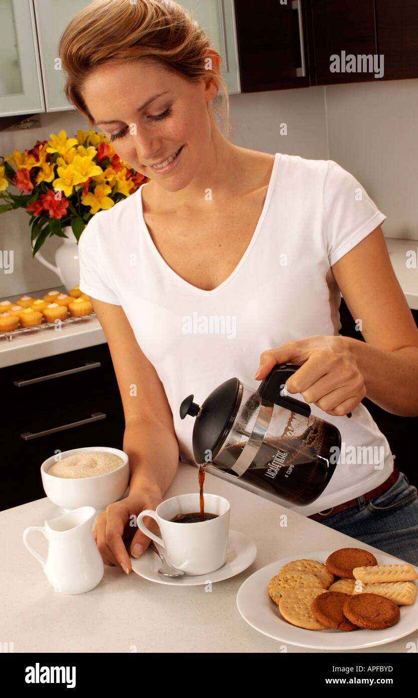 La donna in cucina il caffè di colata Foto Stock
