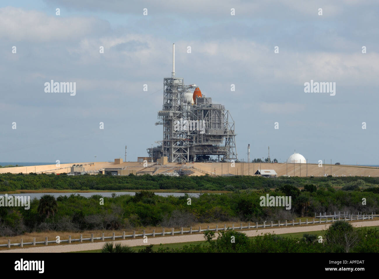 Space Shuttle Atlantis in posizione per il lancio a Shuttle Launch Pad 39a al Kennedy Space Center Florida USA Foto Stock