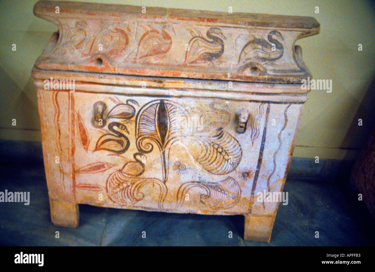 Creta Grecia Iraklion sarcofago del museo con gli uccelli da Vasilika Anogeia Foto Stock