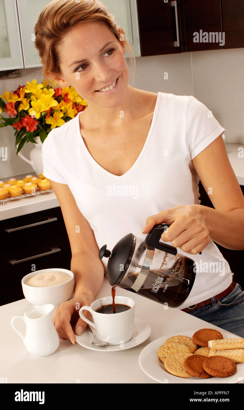 La donna in cucina il caffè di colata Foto Stock