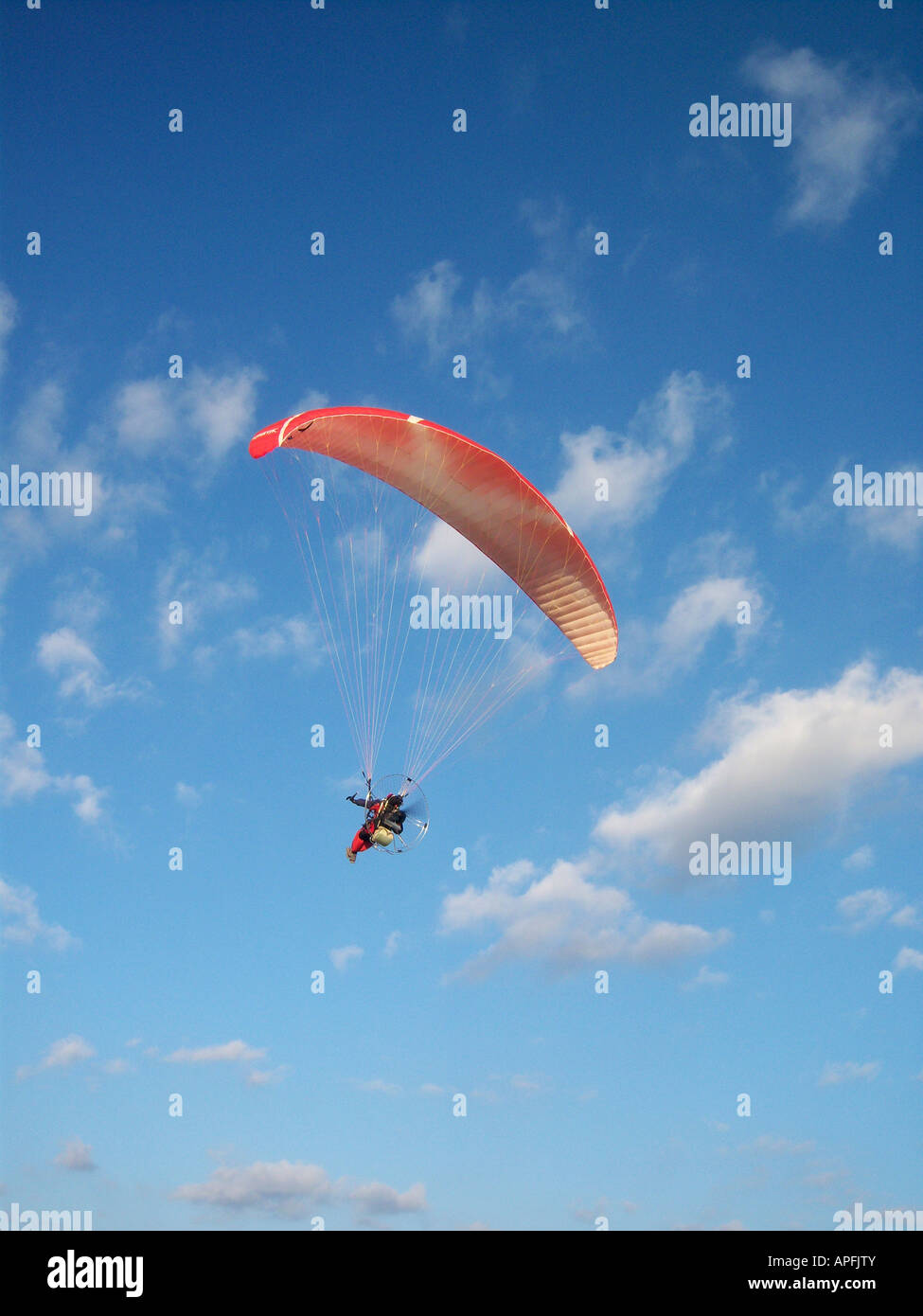 Parapendio motorizzato airborne. Foto di Willy Matheisl Foto Stock