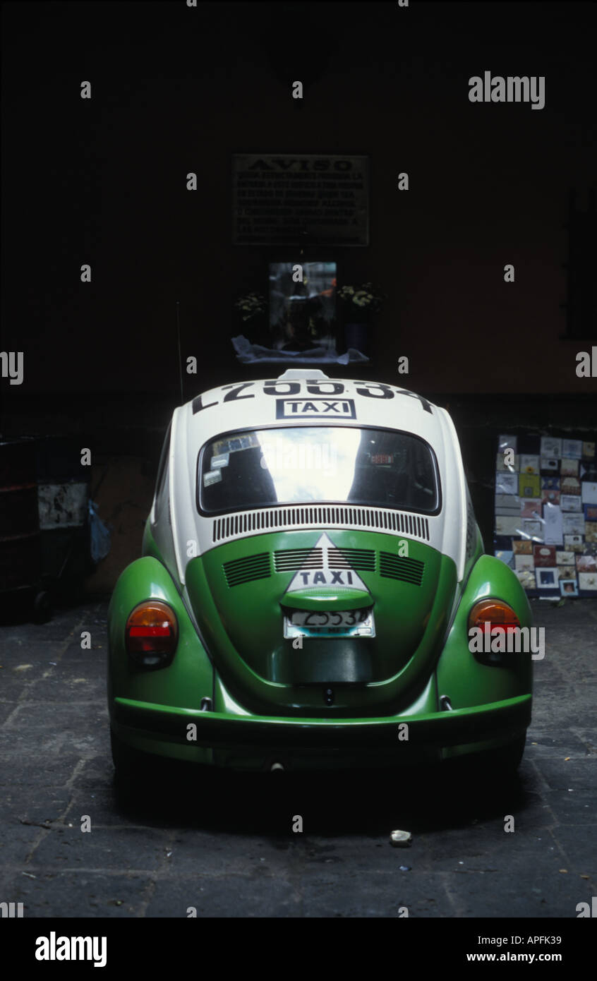 Tipico verde e bianco VW taxi in Città del Messico. Foto Stock