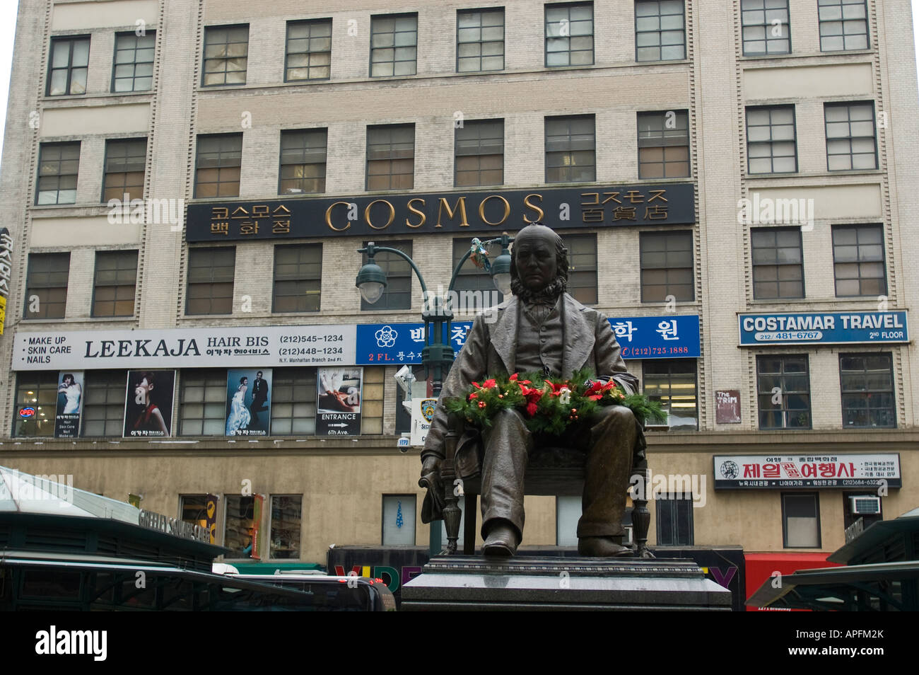Statua di Horace Greeley fondatore del New York Tribune a Greeley Square a New York Foto Stock
