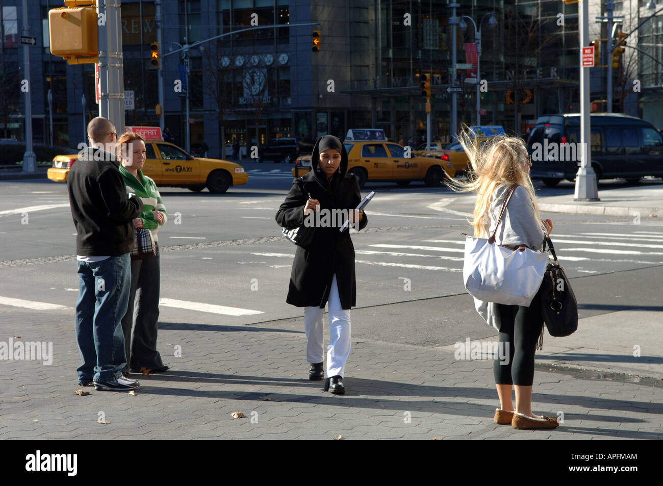 I Newyorkesi godetevi il sole e le miti temperature di gennaio passeggiando da Columbus Circle Foto Stock