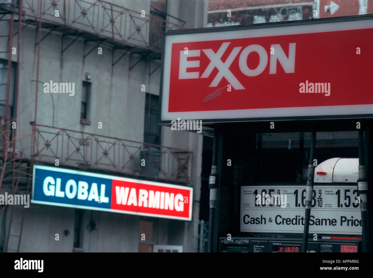 Un artwork illuminato annunciando il riscaldamento globale dall'artista Peter Fend Foto Stock