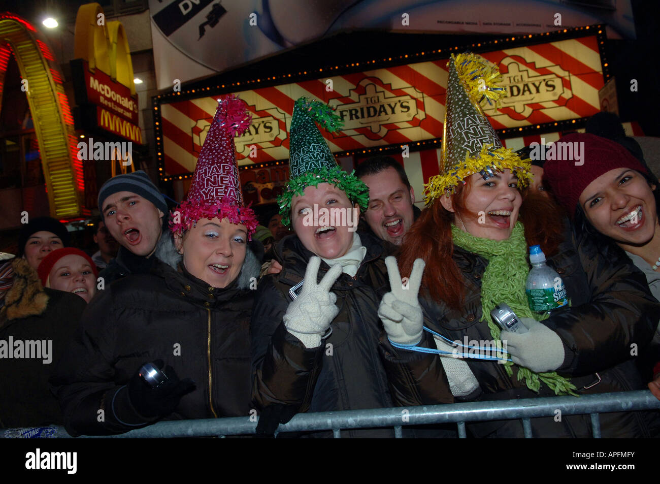 Celebranti in Times Square a New Year s Eve dire addio al 2007 e benvenuto 2008 Foto Stock