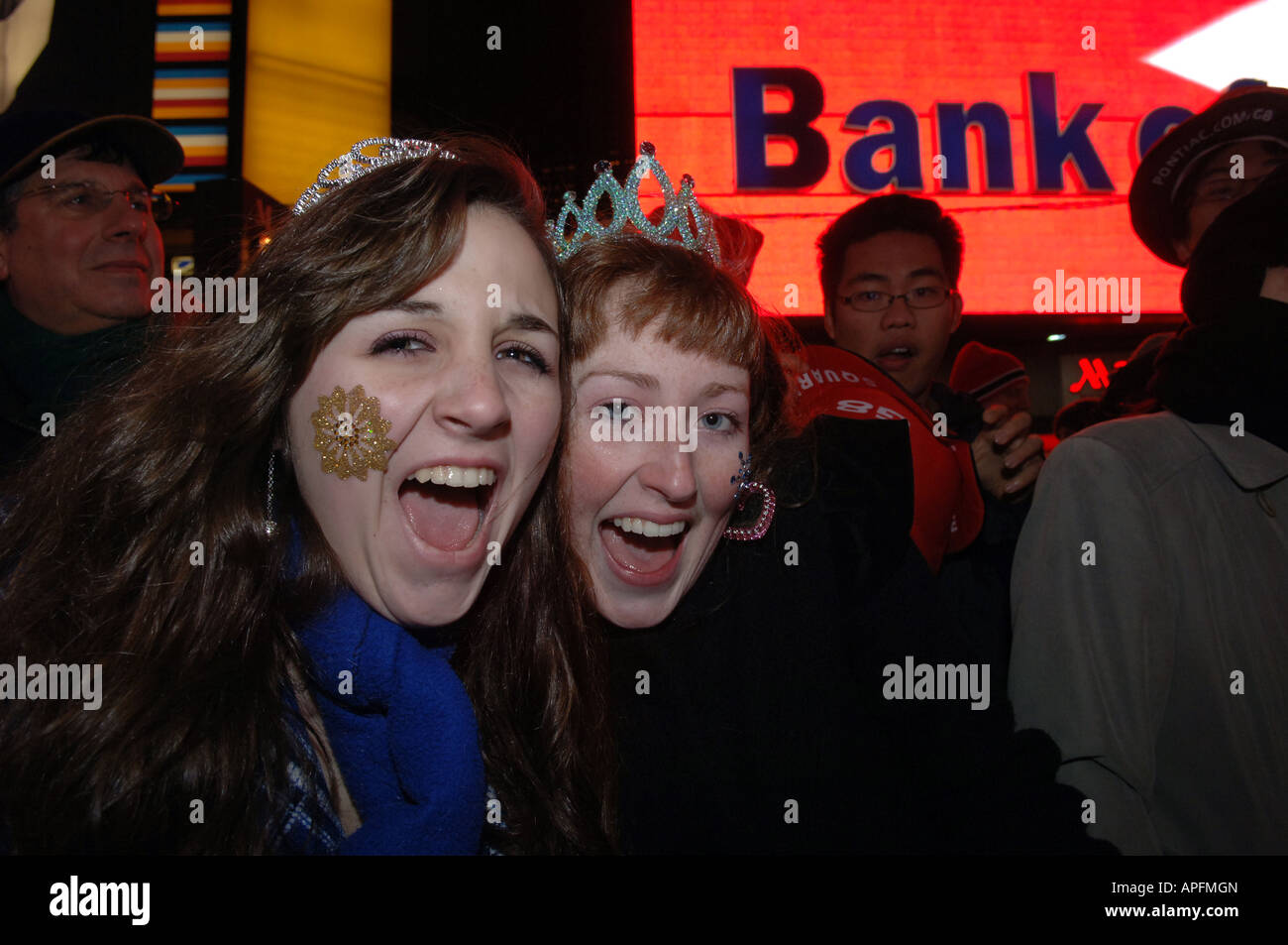 Celebranti in Times Square a New Year s Eve dire addio al 2007 e benvenuto 2008 Foto Stock
