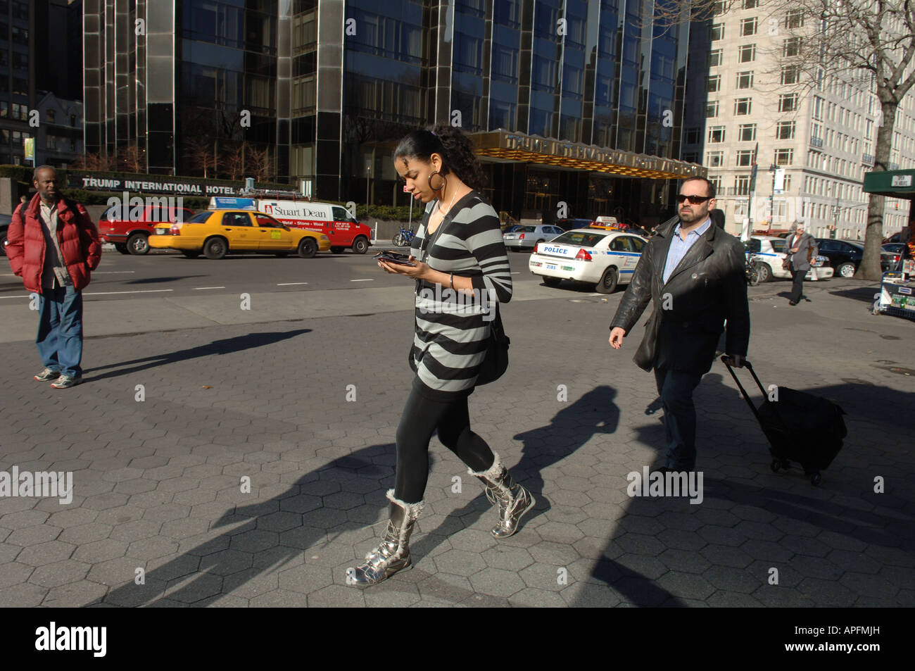 I Newyorkesi godetevi il sole e le miti temperature di gennaio passeggiando da Columbus Circle Foto Stock