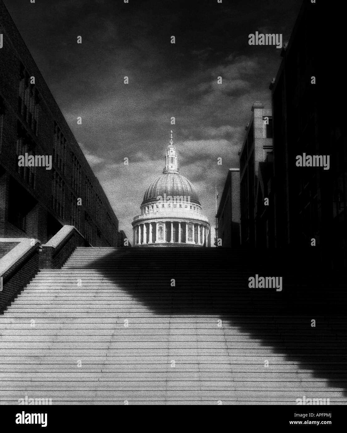 In bianco e nero delle immagini a infrarossi della cattedrale di St Paul. Londra Inghilterra. Foto Stock