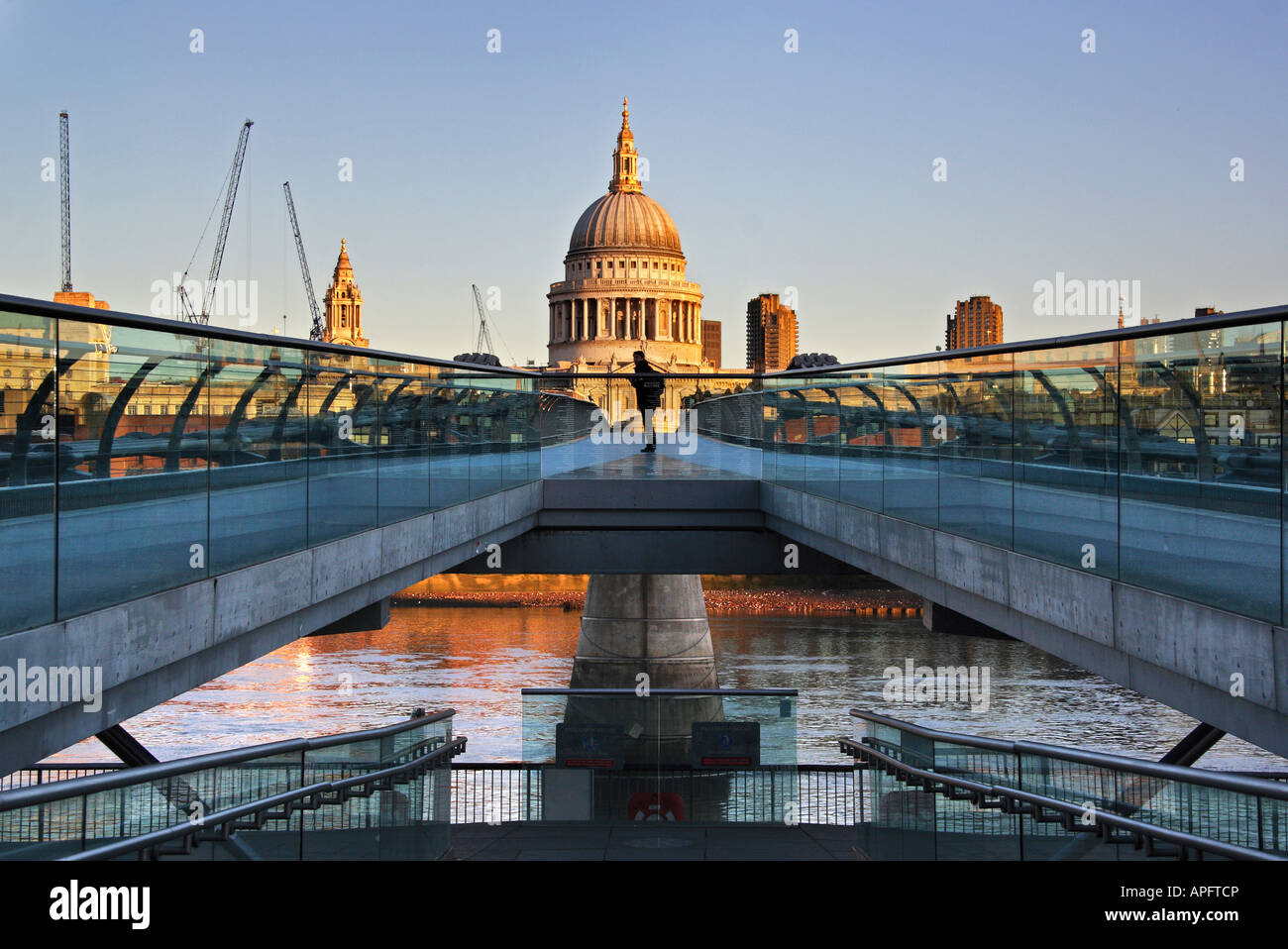 San Paolo e Millennium Bridge di sunrise Foto Stock