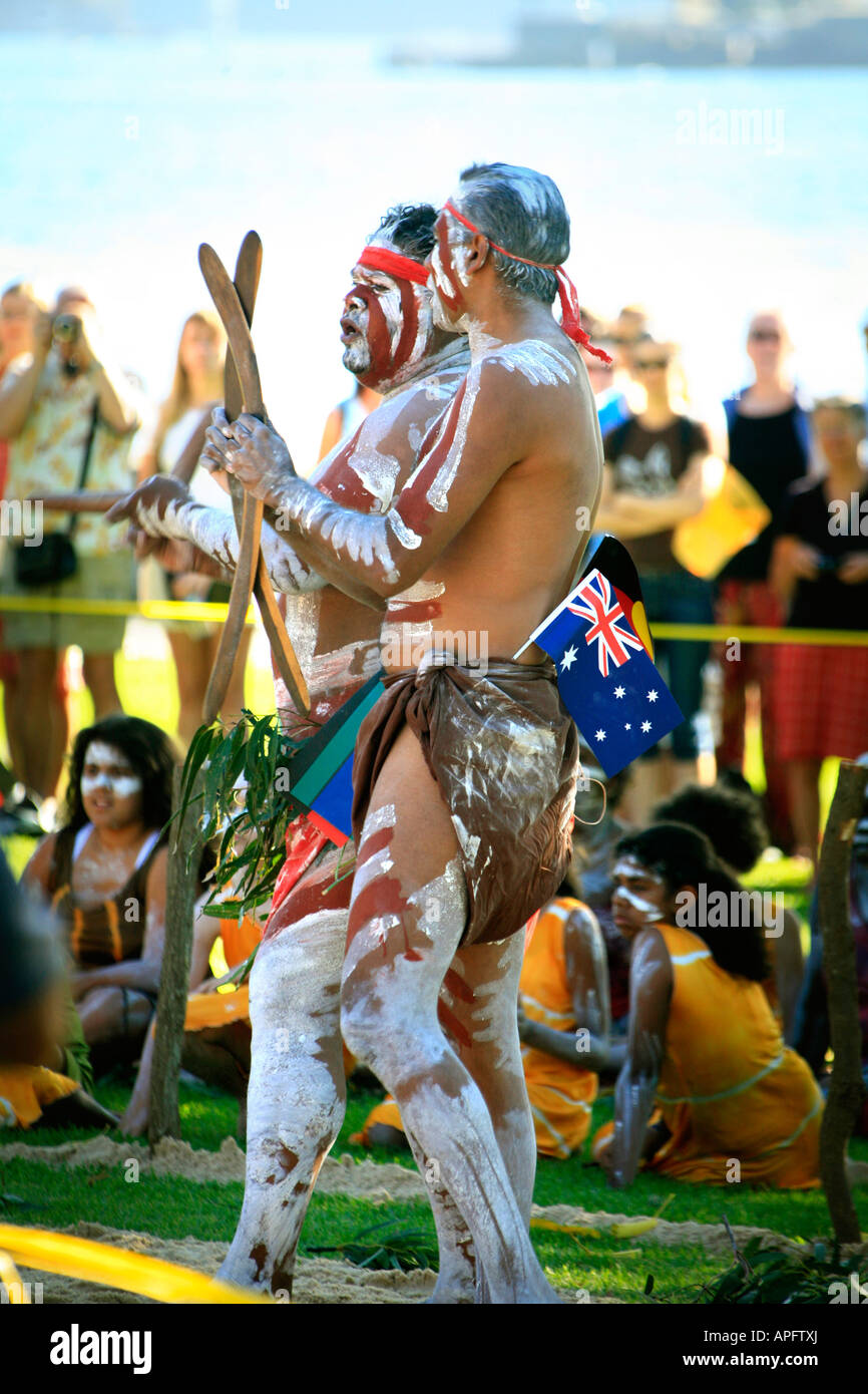 Danzatori Aborigeni eseguire in Australia a Farm cove a Sydney's Botanic Gardens Foto Stock
