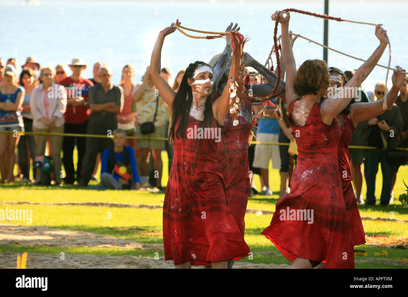 Danzatori Aborigeni eseguire in Australia a Farm cove a Sydney's Botanic Gardens Foto Stock