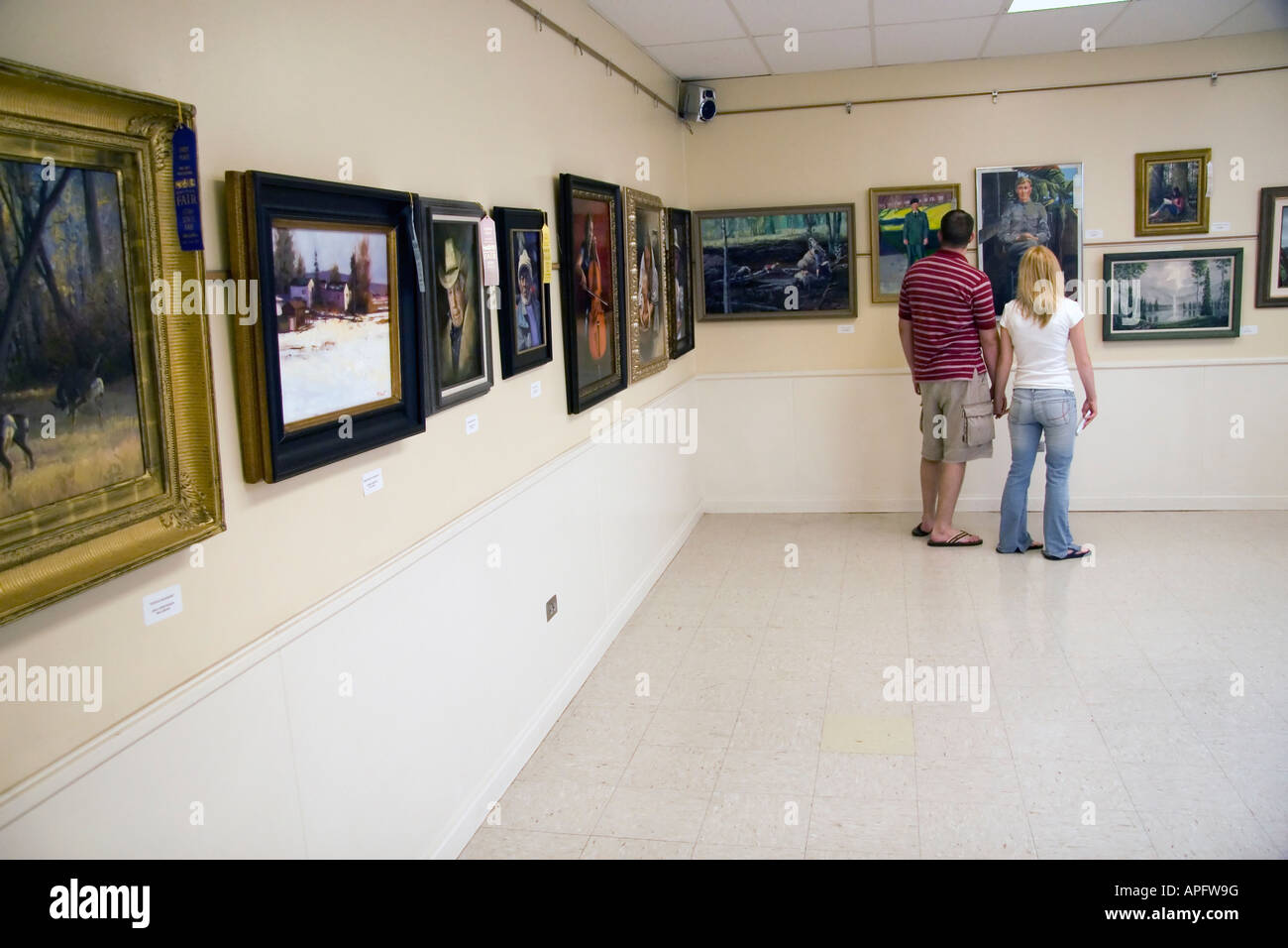 Un paio di fermate di apprezzare le tante opere d'arte in mostra in questo settore presentano presso la Utah State Fair in SLC, Utah, Stati Uniti d'America. Foto Stock
