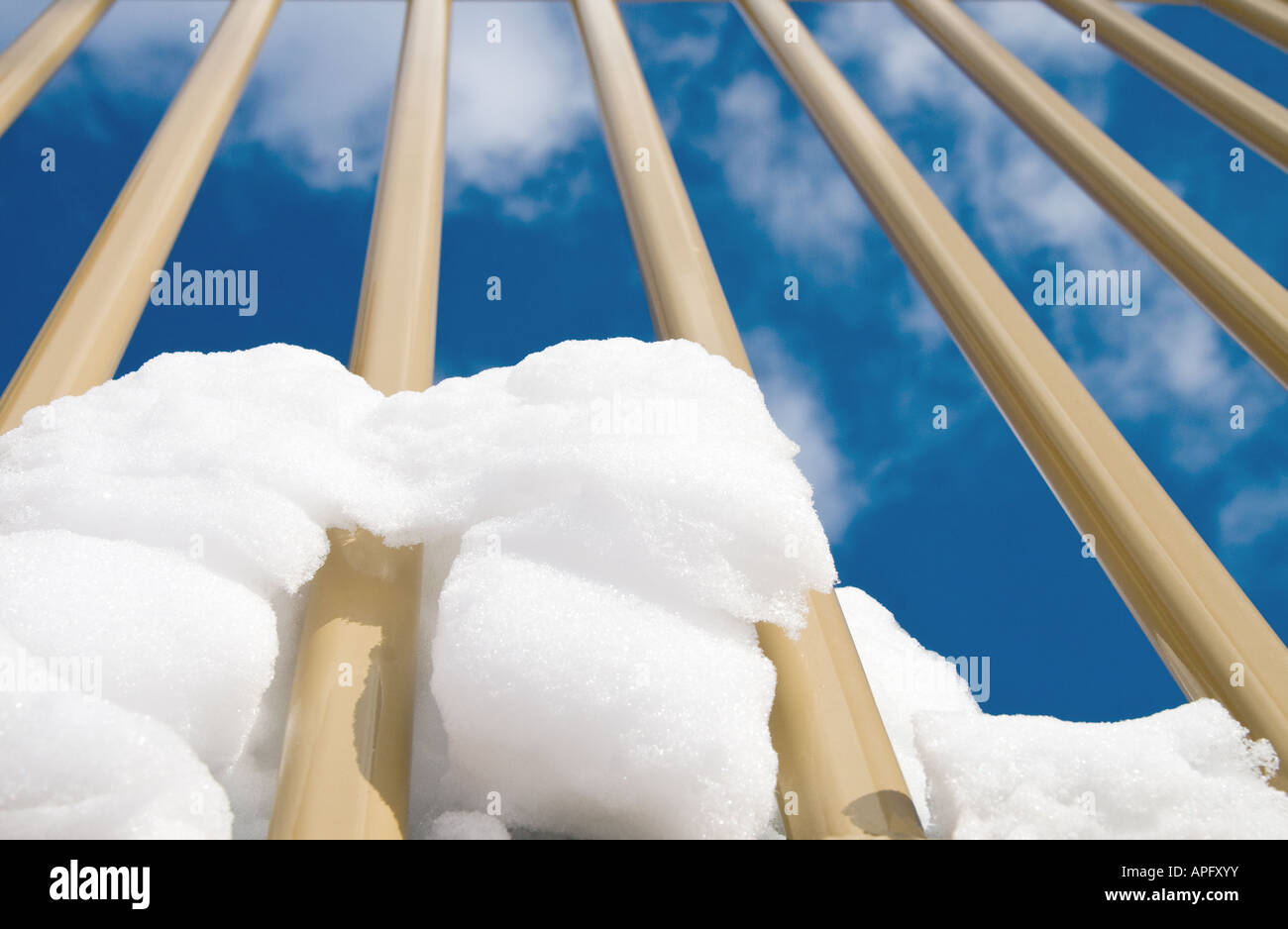 Attrezzature per parchi gioco verticale di parapetti di raggiungere per un cielo blu con soffi di neve fresca Foto Stock