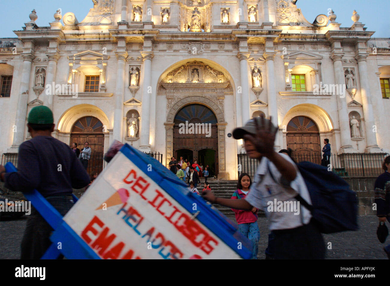 La vita di strada di fronte alla Cattedrale di San Jose in Antigua Guatemala 2005 Foto Stock