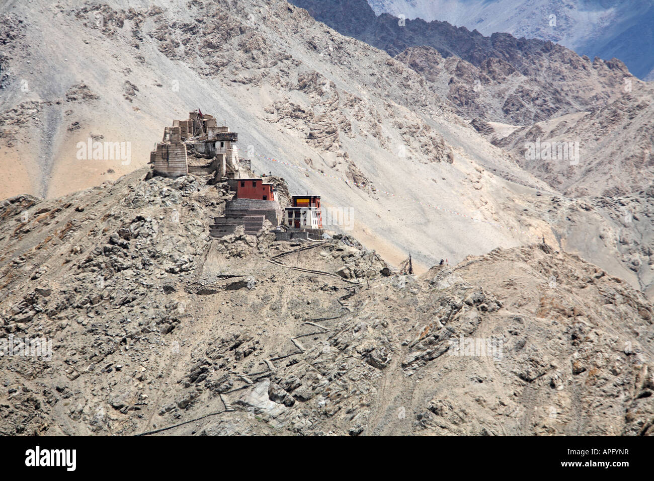 Tsemo Gompa e la vittoria di Fort costruito su un costone roccioso sopra Leh Ladakh India Foto Stock