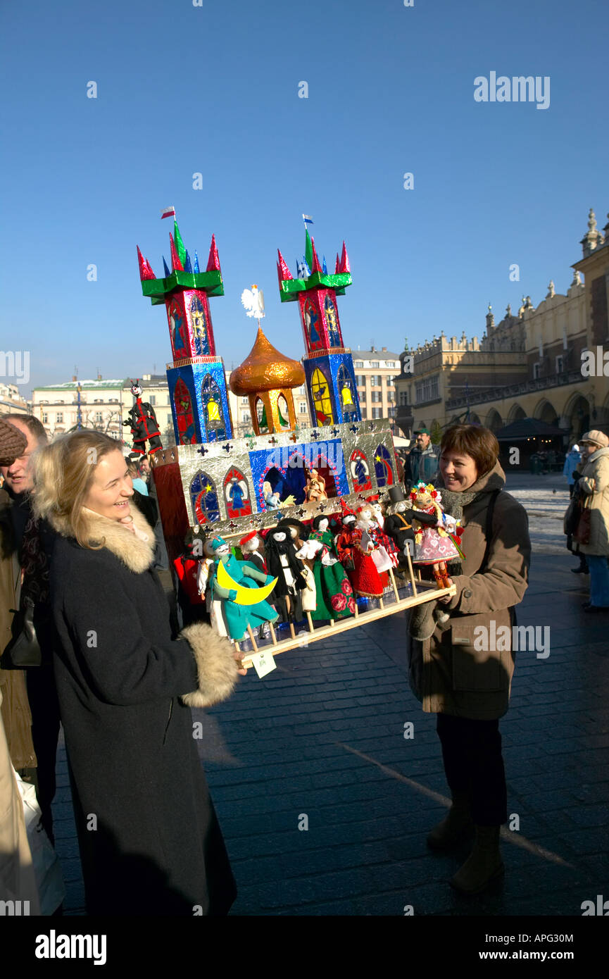 Polonia Cracovia Cracovia piazza principale di due donne con Presepe voce Szopki Dicembre Foto Stock