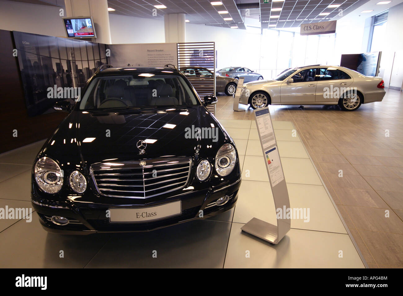 Mercedes Benz World di Brooklands surrey 300sl ad ala di gabbiano showroom auto show-room show room' brand di prestigio tedesco Germania engineer Foto Stock