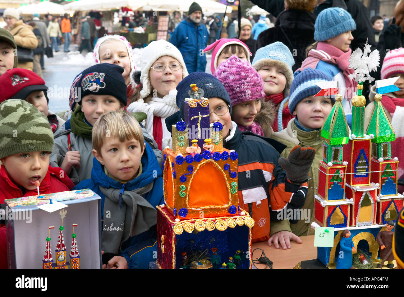 Polonia Cracovia Cracovia Szopki Krakowskie annuale di Natale presepe messa a concorso scuola polacca bambini guardando le voci Foto Stock