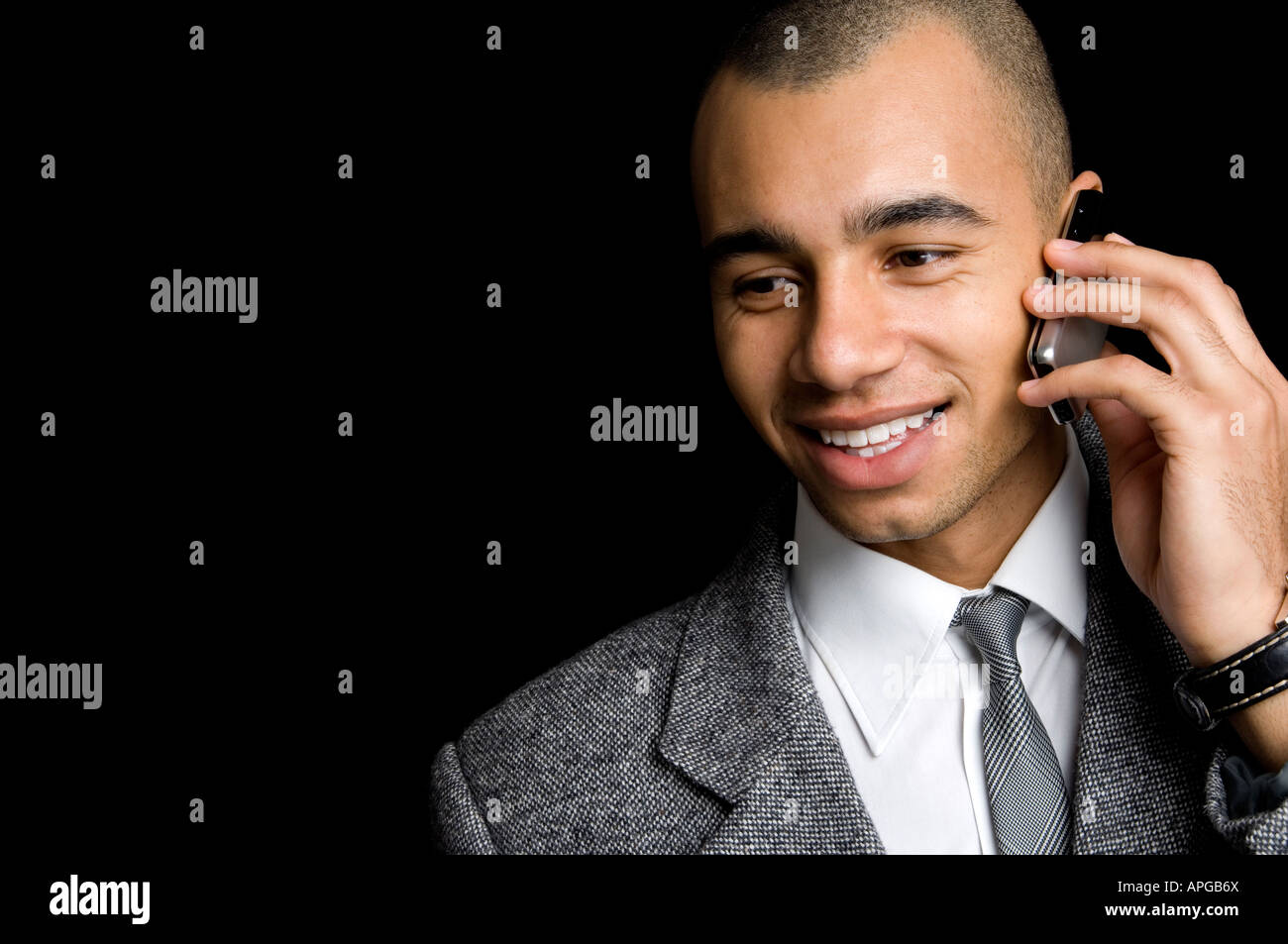 Giovani razza mista imprenditore chattare su un telefono cellulare Foto Stock