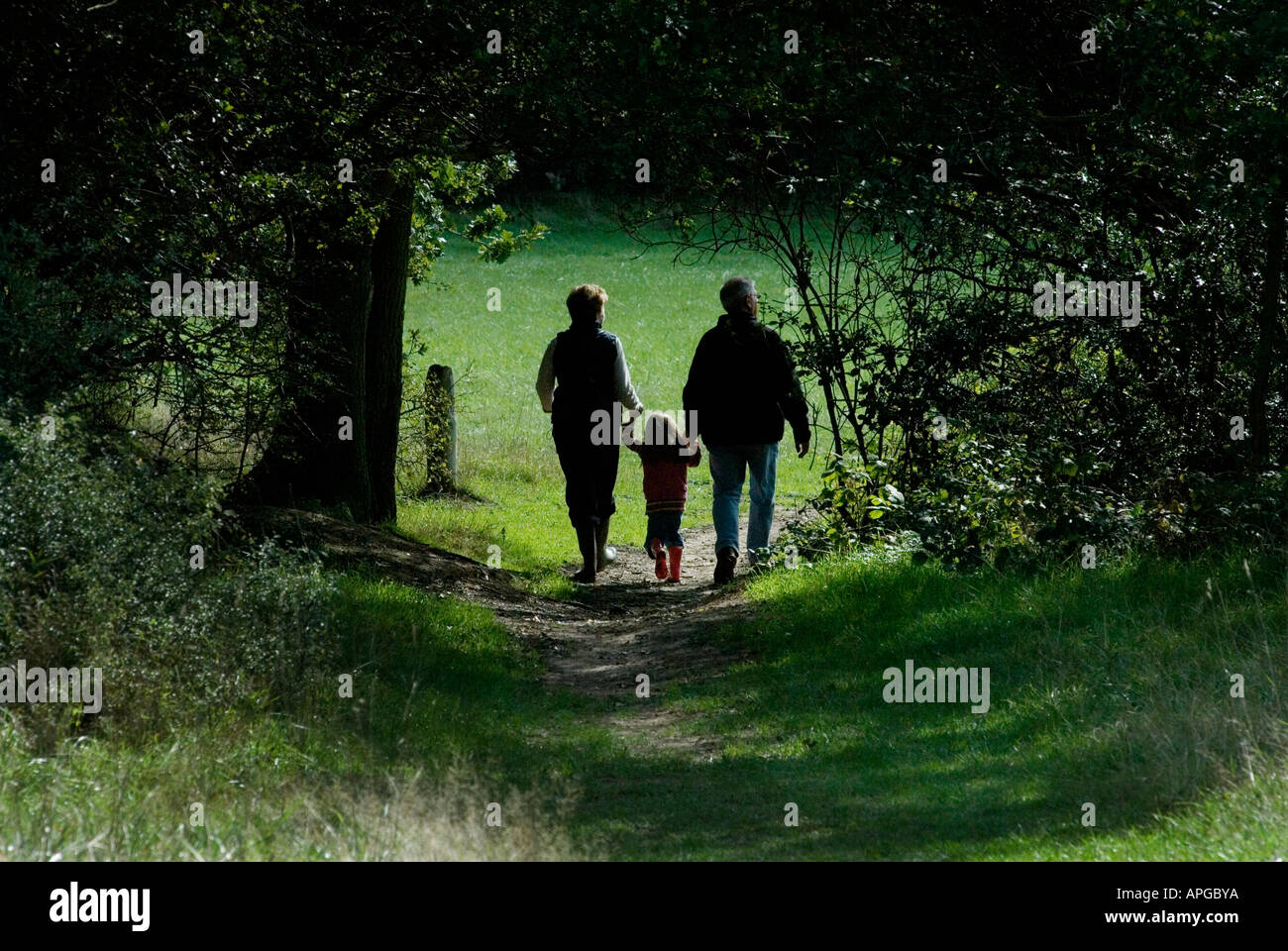 Una famiglia a camminare in un parco ESSEX in Inghilterra questa è una immagine reale di persone reali non impostata Foto Stock