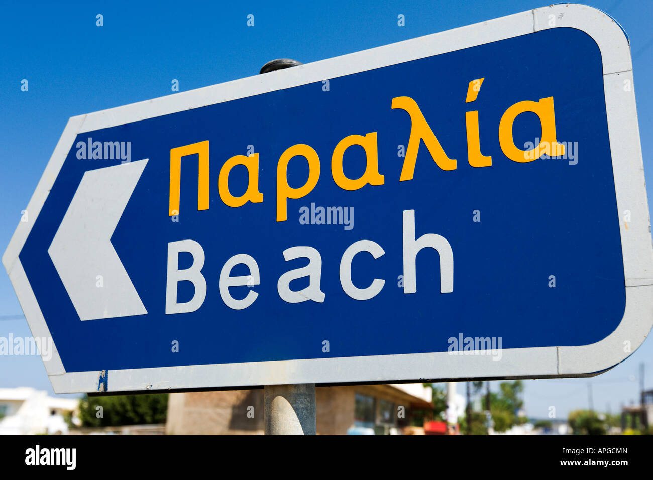 Cartello stradale in Greco per la spiaggia locale, Creta Grecia Foto Stock