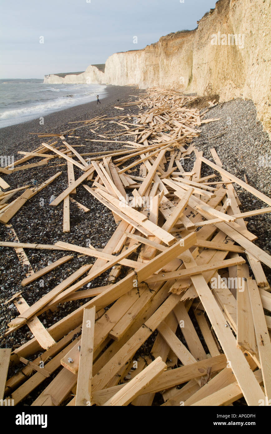 Legno lavato fino sulla spiaggia di Birling Gap sulla East Sussex coast dal greco registrato nave da carico il principe di ghiaccio. Foto Stock