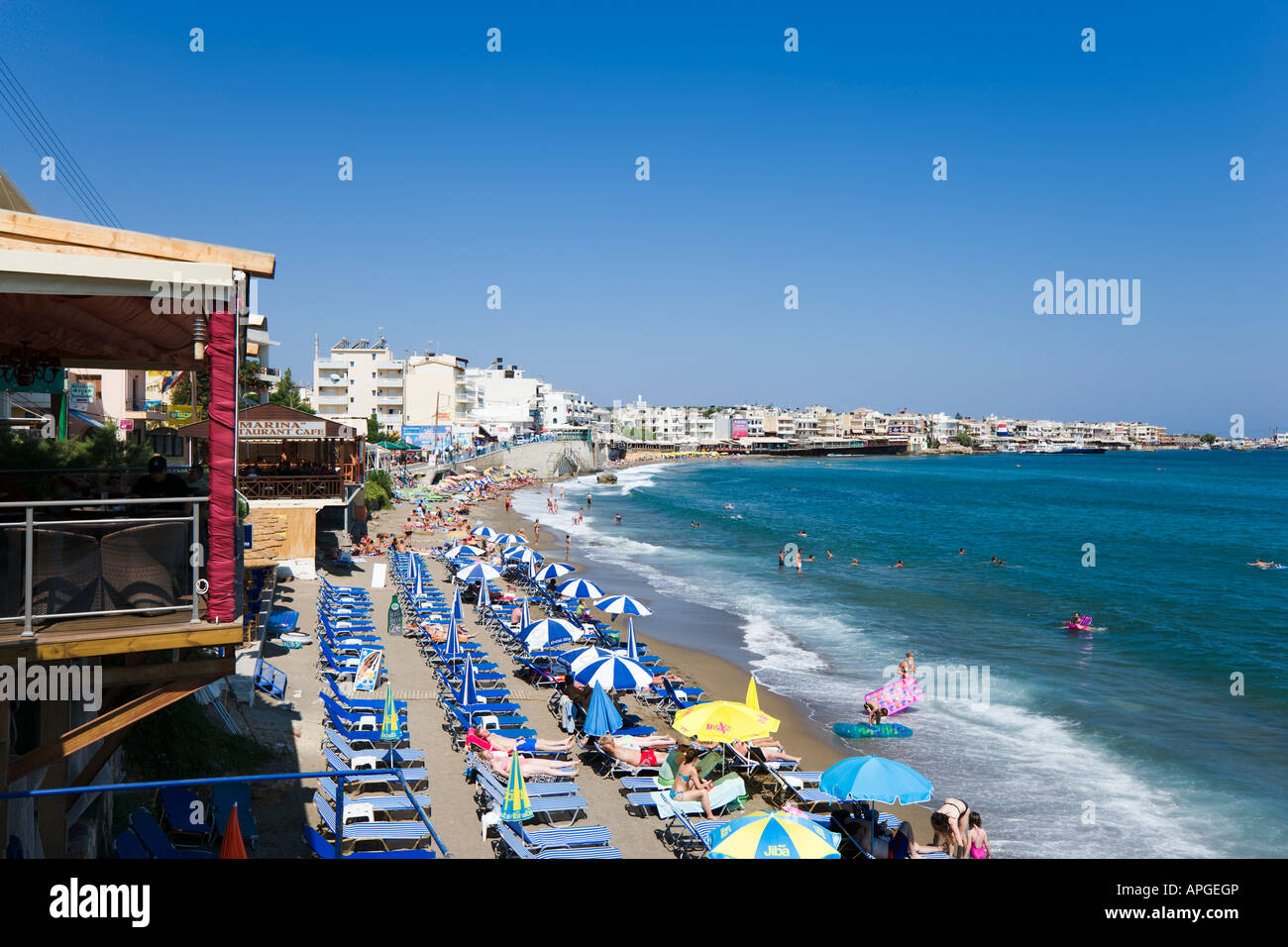 Città principale spiaggia, Hersonissos, costa nord di Creta, Grecia Foto Stock