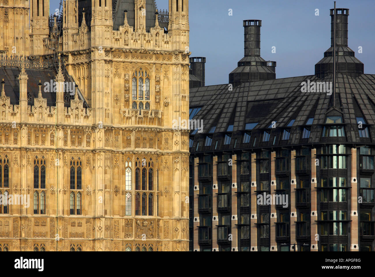 Vecchio e nuovo - Palazzo di Westminster Foto Stock
