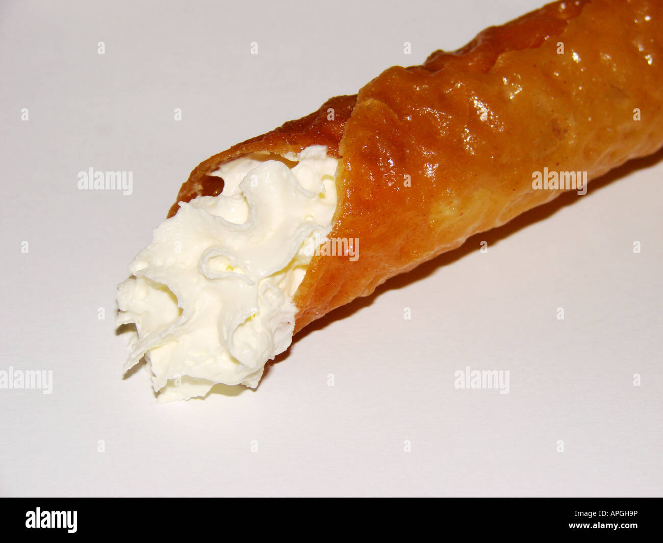 Un Brandy Snap riempiti con crema all'interno Foto Stock