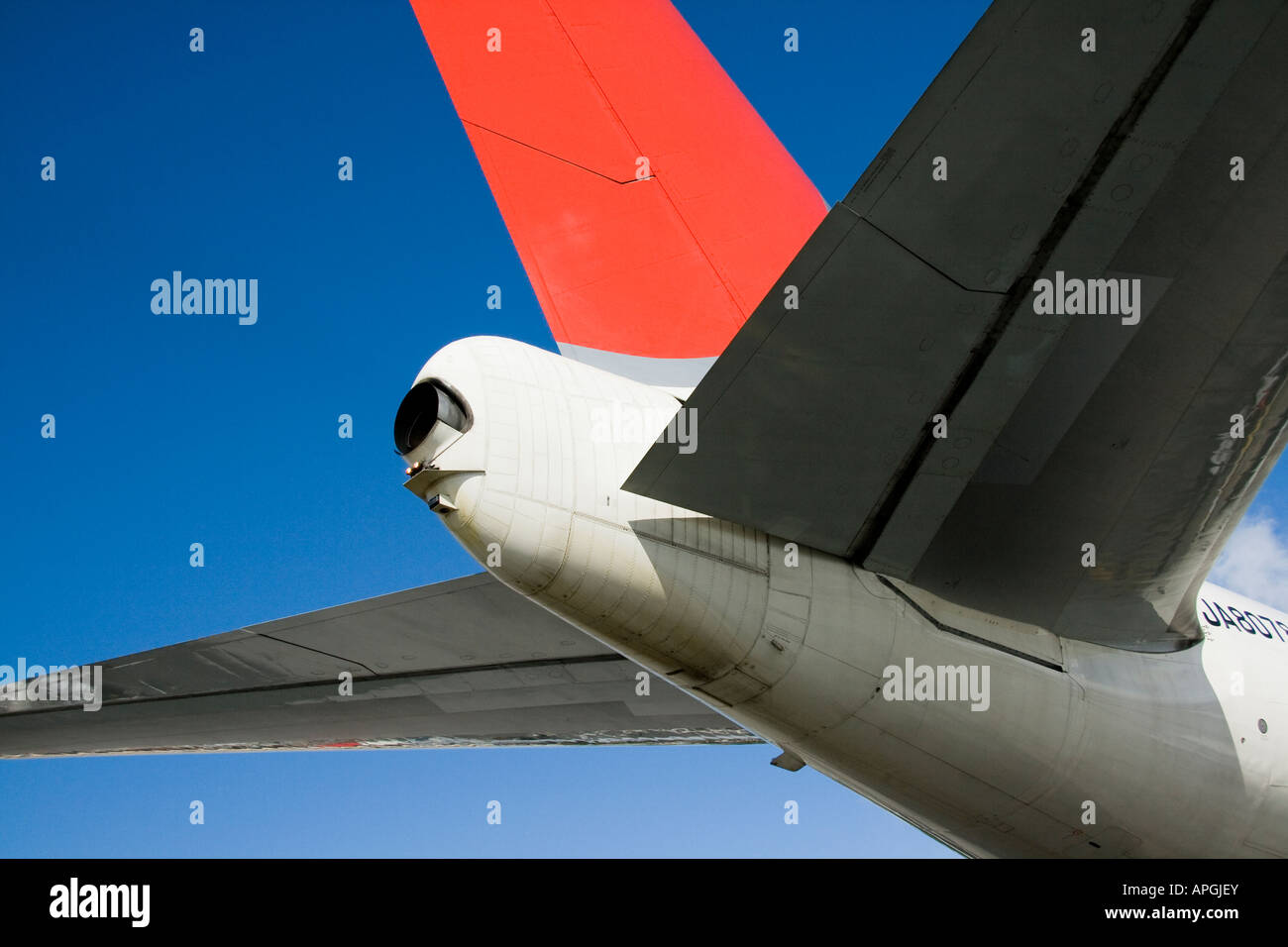 Coda del velivolo passeggeri contro il cielo blu Foto Stock