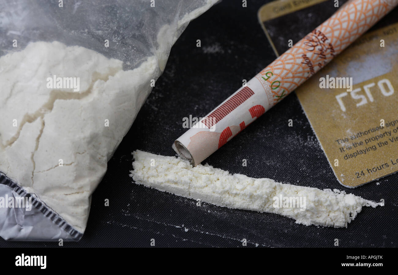 Linea di cocaina,carta di credito,sacco e arrotolato bank nota. Foto Stock