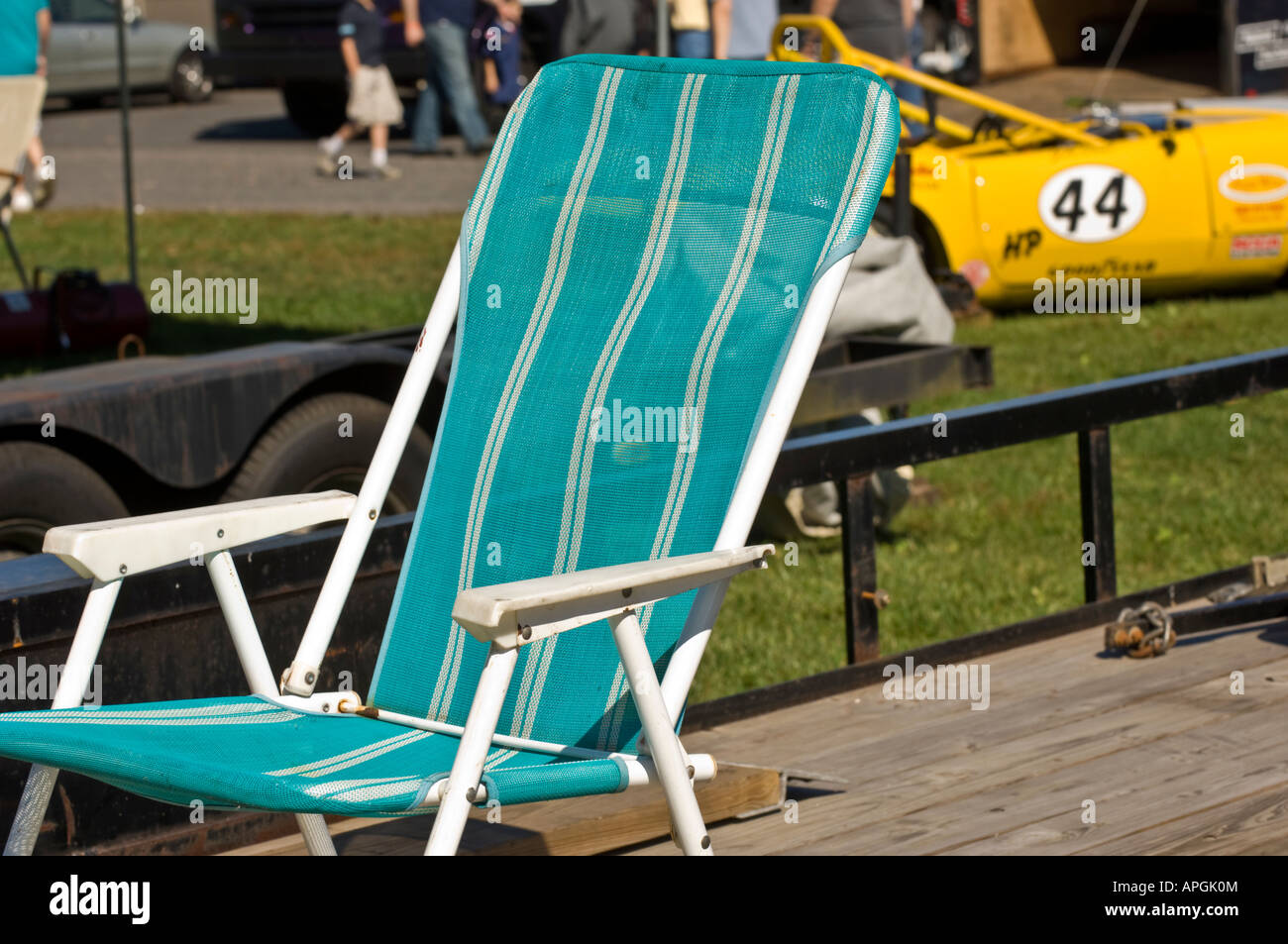 Aqua prato striped sedia vuota si siede nel letto di un rimorchio in attesa per la gara per iniziare Foto Stock