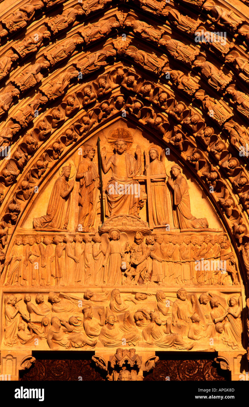 Notre Dame de Paris il portale dell'ultimo giudizio dei prescelti e dannati Foto Stock