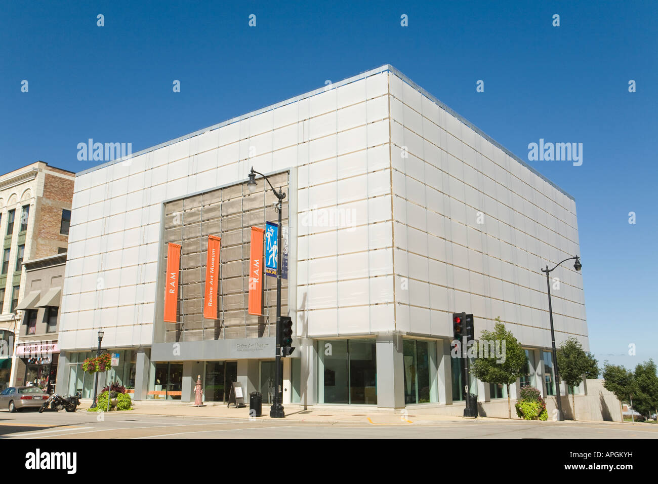 WISCONSIN Racine esterno di Racine Art Museum banner arancione con il nome di centro di negozi e affari Foto Stock