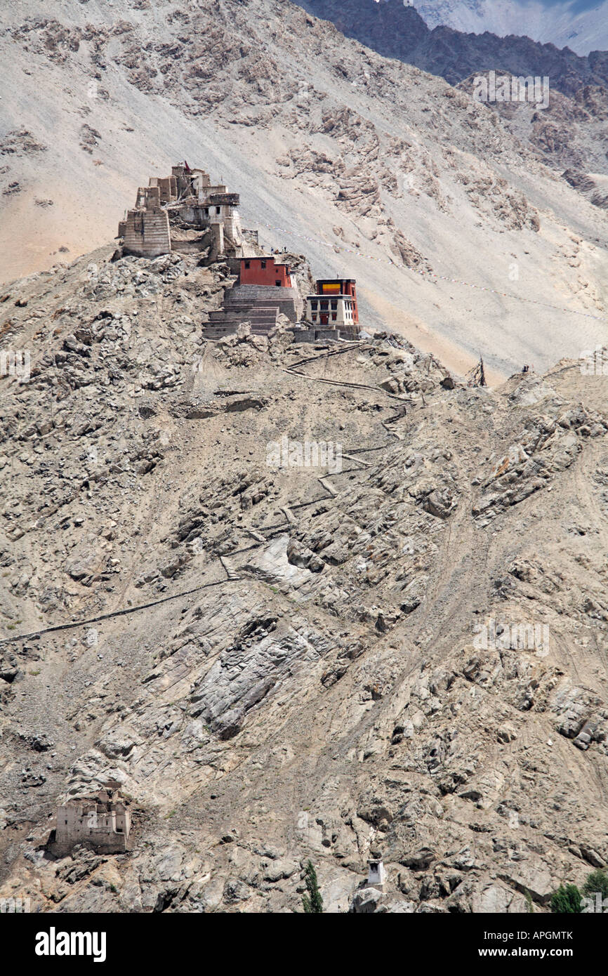 Tsemo Gompa e la vittoria di Fort costruito su un costone roccioso sopra Leh Ladakh India Foto Stock