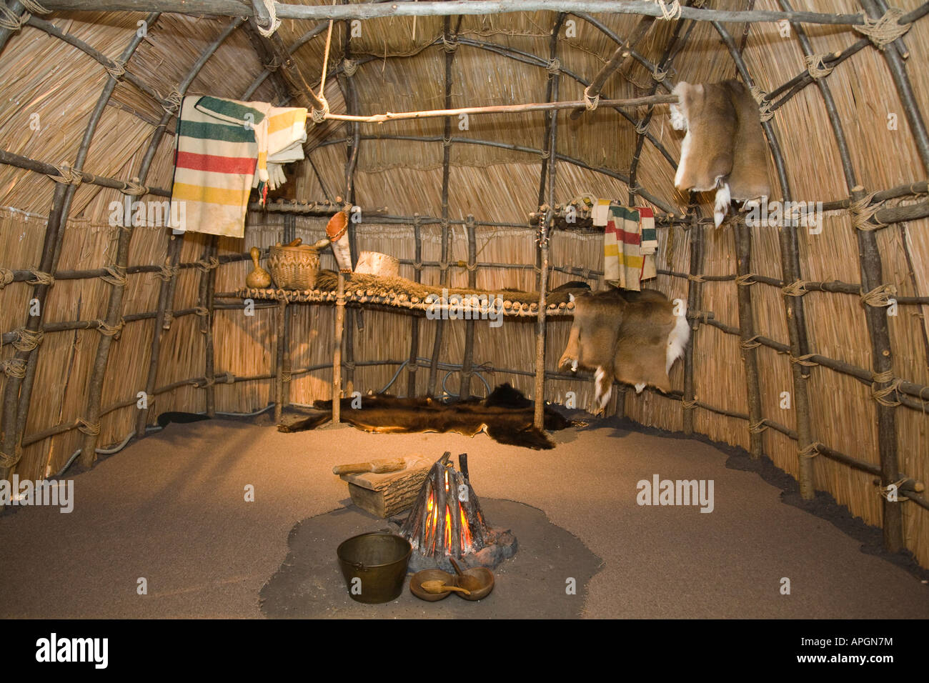 Il Rockford Illinois interno di wigwam Native American house gli indiani delle pianure coperte Nasse e pelli di animali Foto Stock