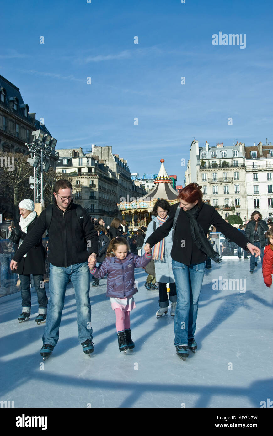 Parigi Francia, famiglie francesi, pista di pattinaggio su ghiaccio pubblica, sulla piazza della città, pattinatori, scene invernali, all'aperto Foto Stock