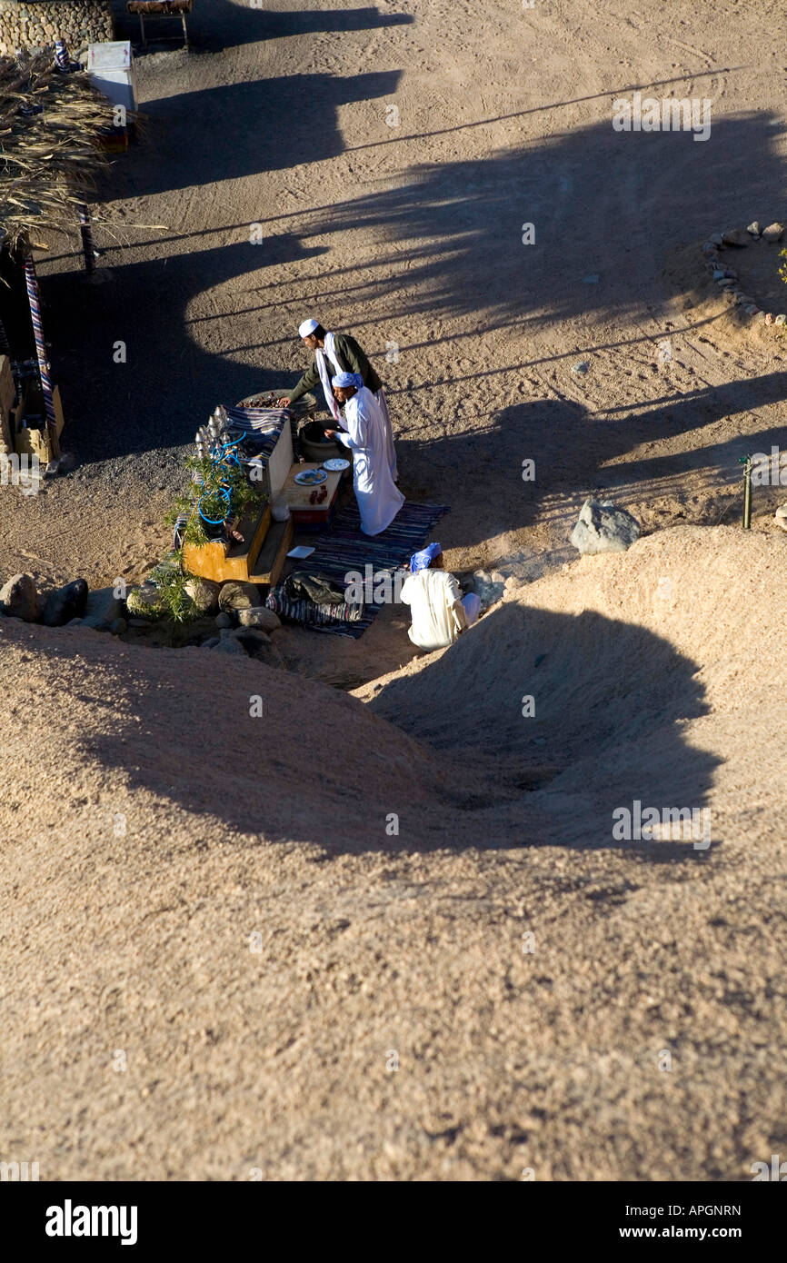 Gli egiziani preparare cibi e bevande per i turisti in un campo beduino nel deserto del Sinai vicino a Sharm el Sheikh Egitto Foto Stock